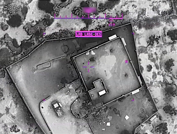 미국 국방부가 30일(현지시간) ‘이슬람국가’(IS) 지도자 아부 바크르 알바그다디 사망 당시 작전 영상을 공개했다. 미군 전투기와 드론이 공습하기 전 은신처를 위에서 내려다본 모습.  미국 국방부 로이터 연합뉴스