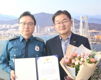 정홍기 광양읍장(오른쪽)이 지난 21일 경찰의 날을 맞아 주민들의 안전한 생활 환경을 조성한 공로로 김현식 광양경찰서장으로 감사장을 받았다.