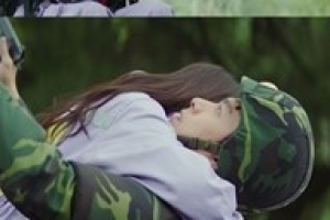 ‘사랑의 불시착’ 손예진♥현빈, 초밀착 허그 포착 ‘예측불허 첫 만남’