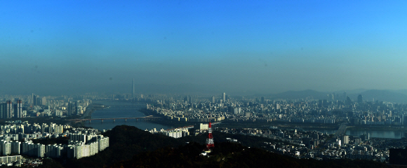 1일 서울 남산타워에서 바라본 서울도심에 미세먼지가 가득하다. 2019.11.1 박지환기자 popocar@seoul.co.kr