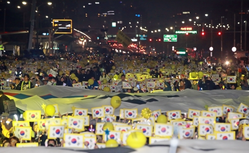 광화문에선 태극기, 여의도에선 촛불 들고 주말 집회 이었다