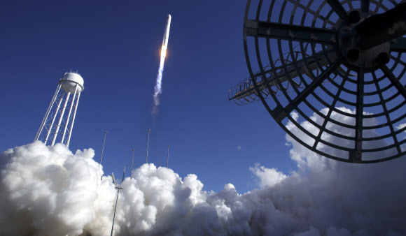 국제우주정거장(ISS)에 과학 장비나 일상용품을 배달하는 12번째 화물 로켓인 노스롭 그룸만 안타레스 로켓이 2일(현지시간) 버지니아주에 있는 미국항공우주국(NASA) 왈롭스 화물시설의 발사대를 떠나 솟구치고 있다. NASA 제공 EPA 연합뉴스 