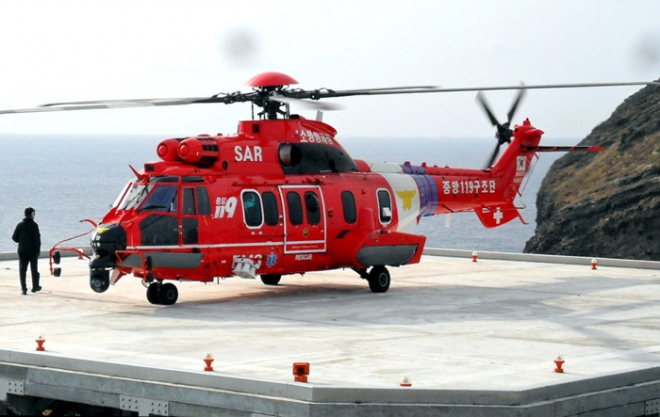 독도 헬기장 전면 개축 후 2012년 2월 처음으로 착륙한 중앙119구조단 대형헬기. 중앙119구조단 제공 