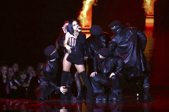 가수 베키 지가 3일(현지시간) 스페인 세비야에서 열린 ‘2019 MTV 유럽 뮤직 어워드’에서 공연을 펼치고 있다.<br>AP 연합뉴스