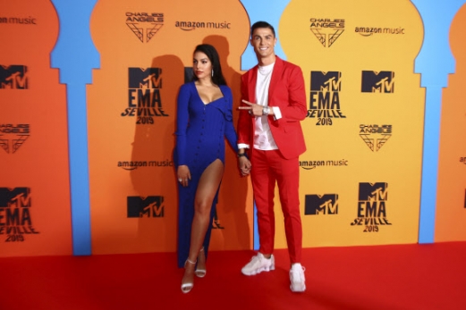 축구스타 크리스티아누 호날두와 여자친구 조지나 로드리게스가 3일(현지시간) 스페인 세비야에서 열린 ‘2019 MTV 유럽 뮤직 어워드’에 함께 참석했다.<br>AP 연합뉴스