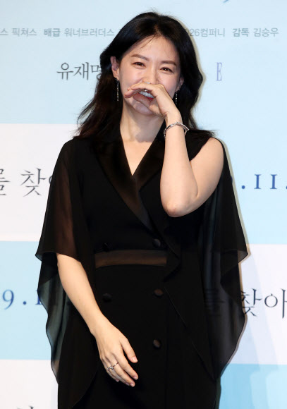 이영애 ‘사회자 칭찬에 쑥스러워서’  배우 이영애가 4일 오전 서울 강남구 CGV 압구정점에서 열린 영화 ‘나를 찾아줘’ 제작발표회에서 미소짓고 있다. 2019.11.4 연합뉴스