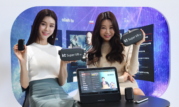 4일 서울 종로구 광화문 KT에서 모델들이 세계 최초로 VR 환경에서 IPTV를 즐길 수 있는 ‘슈퍼 VR tv’를 소개하고 있다. ‘슈퍼 VR tv’는 180인치 와이드맥스 스크린에서 21만여 편의 주문형 비디오(VOD)와 올레 tv의 270여 개 실시간 채널을 실제 영화관에서 보는 것처럼 즐길 수 있다. 2019.11.4.오장환 기자 5zzang@seoul.co.kr