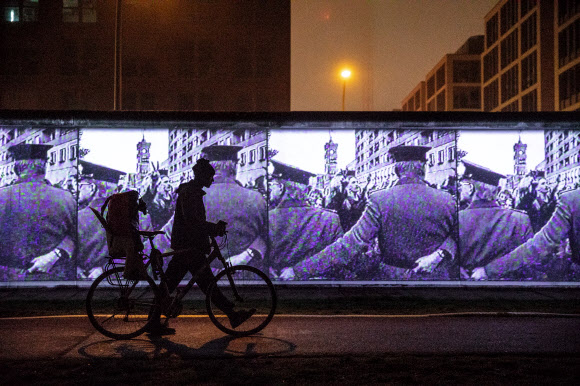 베를린 장벽 붕괴 30주년… 스크린에 투영된 그날의 역사 