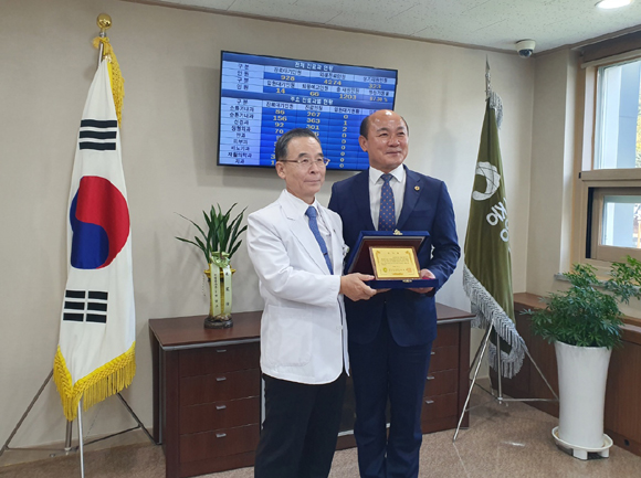 황인구 서울시의원(오른쪽)이 허재택 중앙보훈병원장(왼쪽)으로부터 감사패를 수여받고 있다.