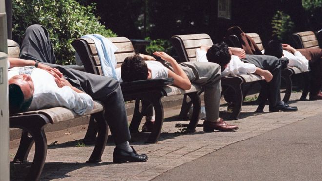 공원 벤치에서 낮잠을 즐기는 일본 직장인들. AFP 자료사진