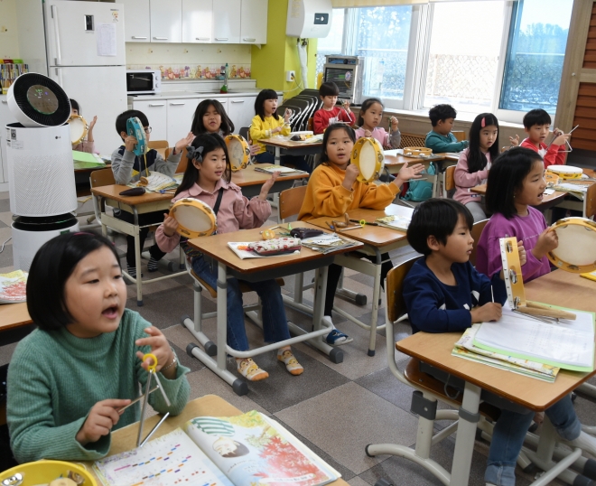 LG가 지원한 공기청정기가 설치된 경기도 파주시 문산동초등학교 1학년 교실에서 학생들이 수업을 받고 있다. LG는 지난 3월부터 최근까지 전국 433개 초중고교 등에 공기청정기 1만100대를 무상지원했다. LG 제공