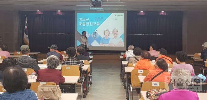 부천시가 어르신 교통안전 및 동절기 사고예방 안전교육을 실시하고 있다. 부천시 제공 