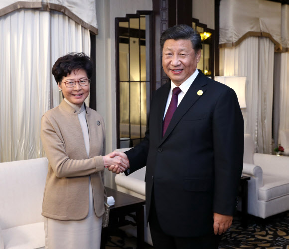 홍콩 행정장관 만나는 시진핑