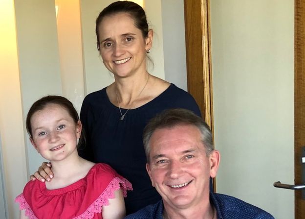 부하 여직원과 사내 연애한다는 이유로 해고된 경혐이 있는 호주 기업인 개리 라이언은 열네 살 연하인 아내 탐라와 함께 회사를 차려 열한 살 딸 샬럿을 낳아 알콩달콩 잘 살고 있다. 개리 라이언 제공 영국 BBC 홈페이지 제공
