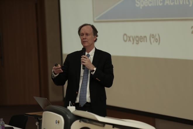 윌리엄 케일린 미국 하버드 의대 교수가 5일 울산과학기술원(UNIST)에서 강연하고 있다. UNIST 제공. 