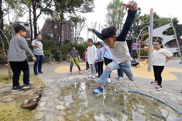 움푹 패어 있던 땅에 만든 개울에서는 학생들이 물놀이를 즐길 수 있게 됐다. 삼광초는 서울시교육청이 추진하는 ‘꿈을 담은 놀이터’ 사업의 지원을 받아 학교 곳곳을 학생들이 자유롭게 놀 수 있는 놀이터로 꾸몄다. 정연호 기자 tpgod@seoul.co.kr