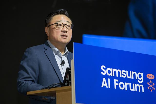5일 삼성전자 서울R&D캠퍼스에서 열린 ‘삼성 AI 포럼 2019’에서 고동진 사장이 개회사를 하고 있다. 삼성전자 제공