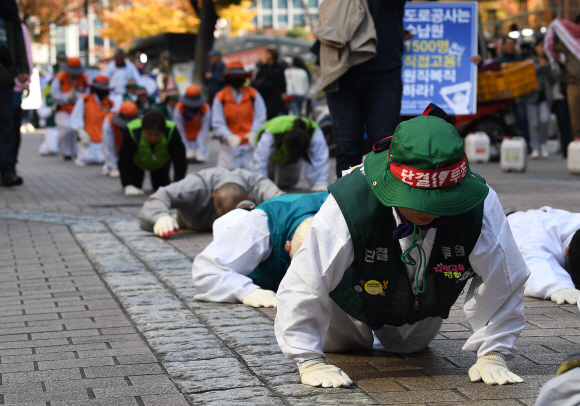 “톨게이트 수납원 직접고용하라”… 종교계 오체투지