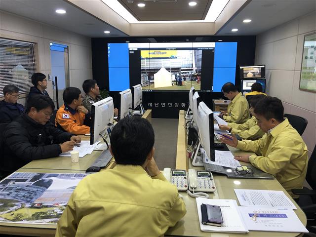 지난달 31일 ‘2019 재난대응 안전한국훈련’ 중 서울 송파구와 소방서, 군부대 등 유관기관 관계자들이 구청 내 재난안전상황실에서 모바일 솔루션을 활용한 상황판단회의를 하고 있다. 송파구 제공