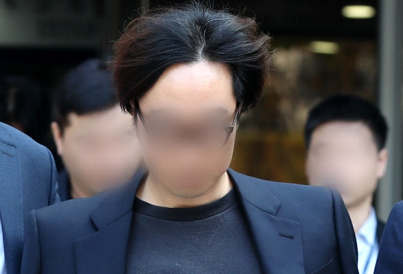 엠넷 ‘프로듀스 X 101’ 안준영 PD가 5일 구속 전 피의자 심문을 받은 뒤 서울중앙지방법원을 나서고 있다. 연합뉴스