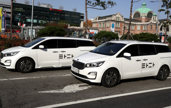 서울 시내 거리에서 차량호출 서비스 ‘타다’차량이 거리를 달리고 있다. 연합뉴스