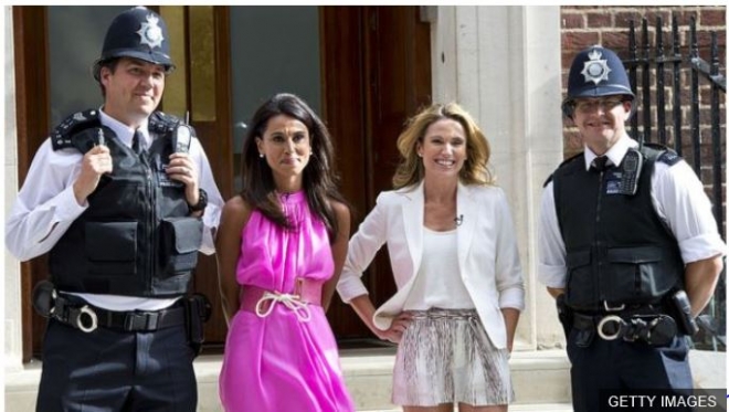 지난 2013년 조지 왕자가 태어났을 때 이를 취재한 에이미 로백(오른쪽 두 번째)이 케이트 미들턴 왕자비, 런던 경찰관들과 포즈를 취하고 있다. AFP 자료사진 