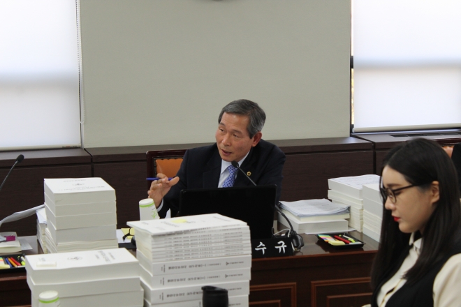 서울시의회 교육위원회 김수규 의원(더불어민주당·동대문4)이 지난 5일 서울시교육청에서 진행된 총무과, 기획조정실 등을 대상으로 한 ‘2019년 행정사무감사’에서 질의하고 있다.