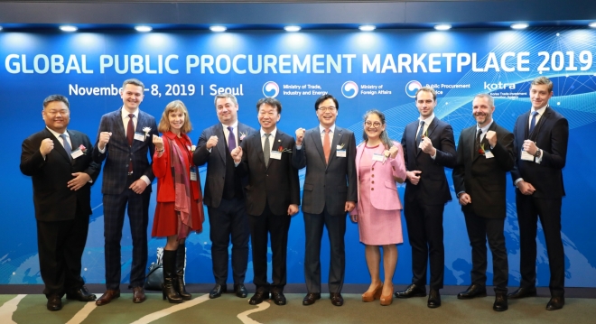 국내 최대 규모 해외조달 상담회인 2019년 공공조달 수출상담회가 6~8일 3일간 서울 삼성동 인터콘티넨탈 코엑스 호텔에서 열린다. 6일 열린 개회식에는 보그단 푸시카스 루마니아 조달청장과 정무경(사진 왼쪽에서 5번째) 조달청장 등이 참석했다. 조달청 제공 
