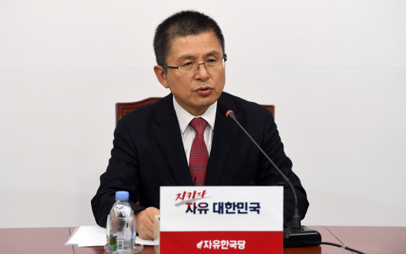 6일 서울 여의도 국회에서 자유한국당 황교안 대표가 긴급기자회견을 하고 있다.2019. 11. 6  정연호 기자 tpgod@seoul.co.kr