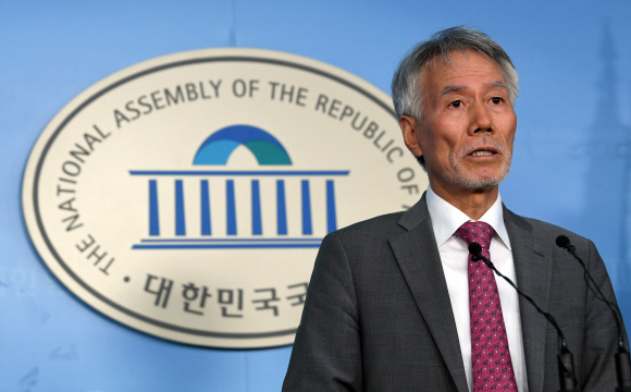 자유한국당 유민봉 의원이 6일 국회 정론관에서 기자회견을 열고 내년 총선에 불출마하겠다는 뜻을 밝히고 있다. 정연호 기자 tpgod@seoul.co.kr