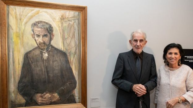 빅터 드발이 자신의 초상화 앞에서 포즈를 취하고 있다. 빈 유대인 박물관 제공 영국 BBC 홈페이지 캡처
