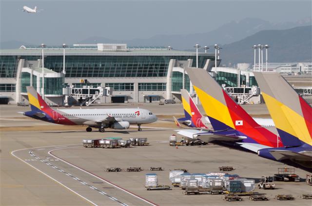 사진은 지난 7일 오후 인천국제공항 활주로에서 아시아나 항공기가 이륙을 준비하고 있는 모습. 2019.11.7 뉴스1