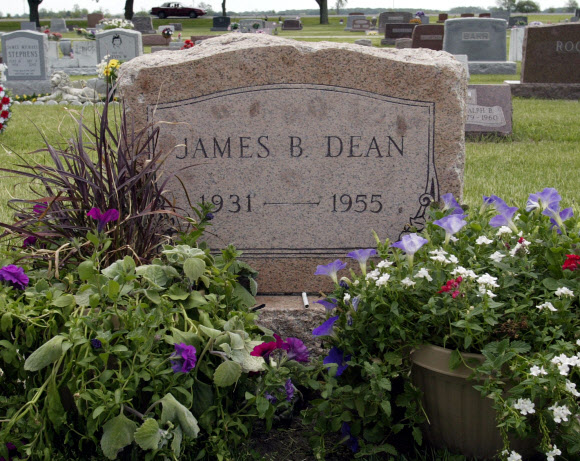 미국 인디애나주 페어마운트에 있는 제임스 딘의 묘지.