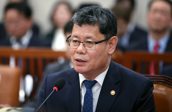 의원들 질의 답하는 김연철 통일부 장관