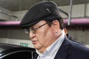 ‘승무원 성추행’ 몽골 헌재소장, 벌금 700만원 미리 내고 출국