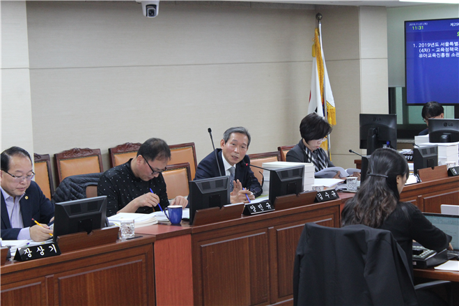 서울시의회 교육위원회 김수규 의원(더불어민주당, 동대문4)이 7일(목) 교육정책국과 유아교육진흥원 등을 대상으로 진행된 ‘2019년도 교육위원회 행정사무감사’에서 질의하고 있다.