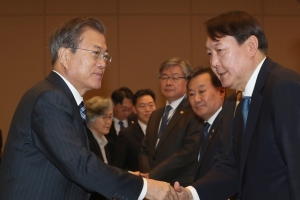 [포토인사이트] 文대통령 ‘조국 정국’ 이후 윤석열 첫 대면