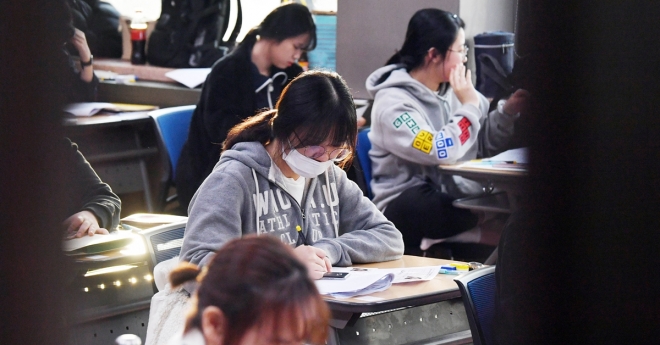 2019학년도 대학수학능력시험일인 15일 서울 중구 이화여자외국어고등학교에서 한 수험생이 마스크를 쓰고 시험 시작을 기다리고 있다. 2018.11.15  박윤슬 기자 seul@seoul.co.kr