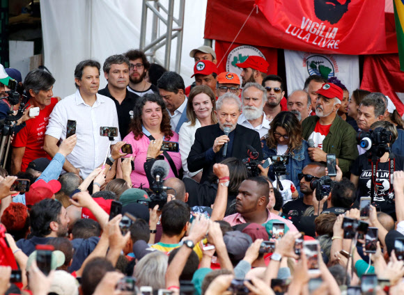 룰라의 석방을 환영하는 브라질 시민들