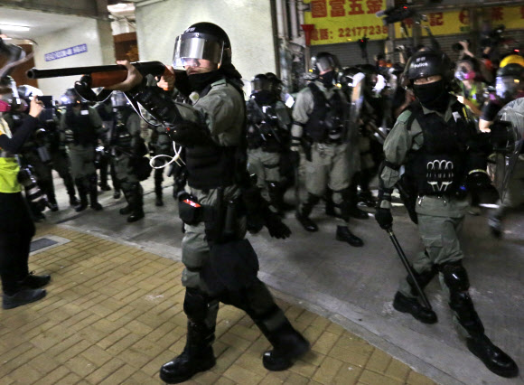홍콩 시위대 향해 총 겨눈 경찰