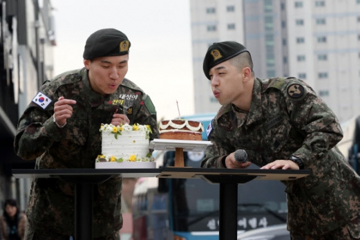 전역 축하 케이크 촛불 끄는 태양과 대성