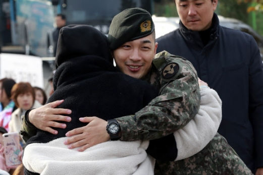 기다려준 팬들과 인사하는 태양