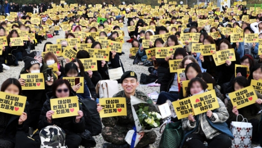 팬들과 함께 사진 찍는 대성