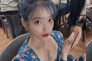 아이유, 유인나가 찍어 준 비하인드 컷 ‘사랑스러운 표정’