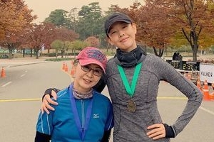 한혜진, 어머니와 마라톤 완주 “5년만의 마라톤” [EN스타]
