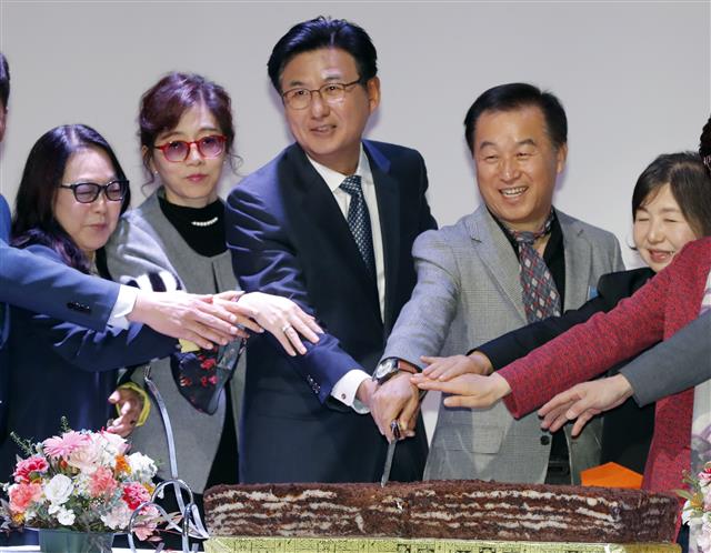 박성수(가운데) 송파구청장이 지난 8일 열린 송파문화재단 출범식에서 참석자들과 함께 떡케이크를 자르고 있다. 송파구 제공