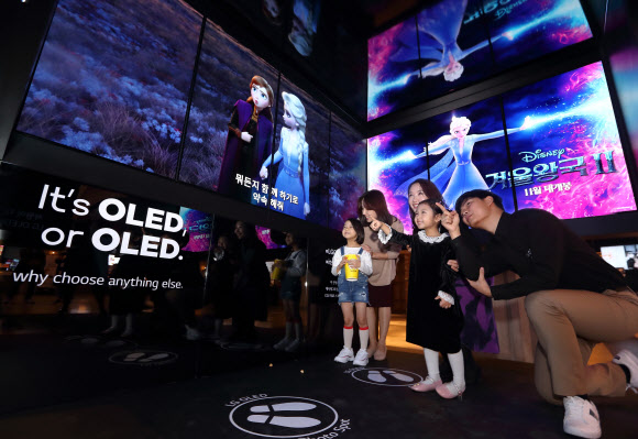 LG디스플레이, CGV에 OLED 체험 부스 운영