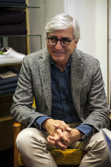 로베르토 콤파뇨 슬로웨어 회장이 지난 4일 이탈리아 밀라노 시내의 슬로웨어 매장에서 서울신문과 인터뷰를 하고 있다. 슬로웨어 제공