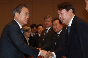 檢 시스템 개혁·법무부 협력 주문받은 윤석열… 전관특혜 근절 나서나