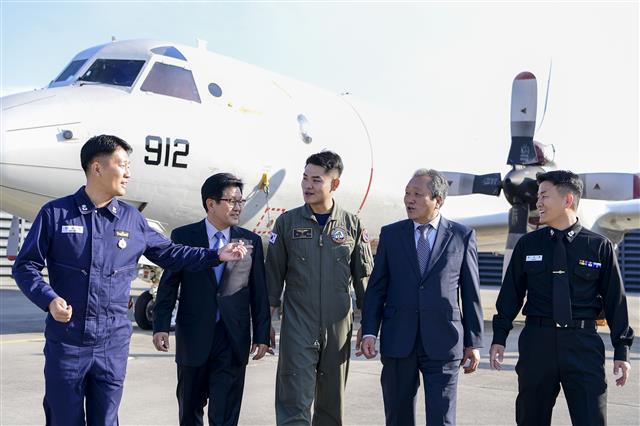 할아버지부터 손자까지 3대에 걸쳐 가족 7명이 해군에 복무한 천민기(왼쪽) 소령 가족이 지난 7일 해군 6전단을 방문해 P3 해상초계기 앞에서 담소를 나누고 있다. 왼쪽부터 천 소령, 부친 천군도 예비역 원사, 천민욱 중사, 백부 천외도 예비역 중사, 천승욱 소령. 해군본부 제공